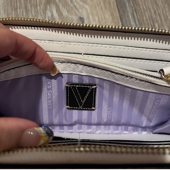 Victoria's Secret White Woven Wallet - Picture 4 of 6